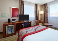 Holiday Inn Toulon - City Centre Hotel dekat Cours Lafayette