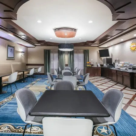 La Quinta Inn & Suites by Wyndham DFW Airport West - Euless