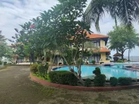 RedDoorz Plus Near Tugu Mercusuar Anyer - Pools