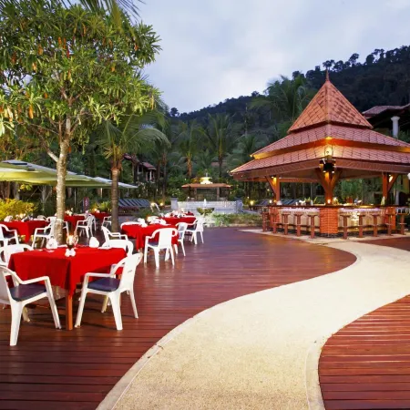 Khaolak Bayfront Resort Отели рядом с достопримечательностью «Мемориал Цунами»