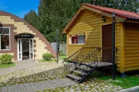 Starye traditsii Hotels near Oreshek Fortress