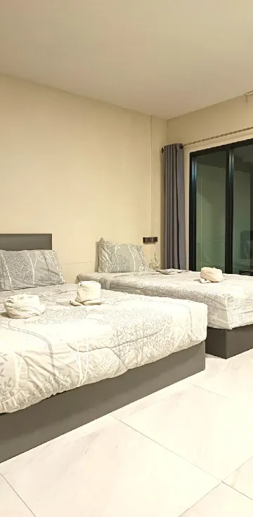 ห้องแฟมิลี่สำหรับ 3 คน พร้อมหน้าต่าง (เตียงคิงไซส์ 1 เตียง และเตียงเดี่ยว 1 เตียง)