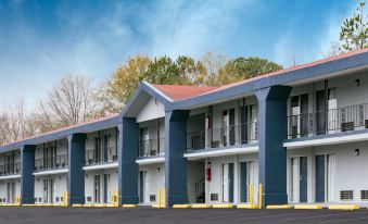 Super 8 by Wyndham Locust Grove