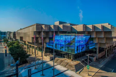 Courtyard Detroit Downtown Отели рядом с достопримечательностью «Joe Louis Monument»