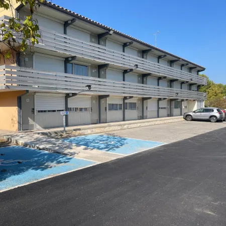 Hôtel Kyriad Direct Montpellier Saint Jean de Vedas La Peyriere Отели рядом с достопримечательностью «Больница «Сен-Рош»»