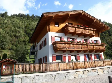 Chalet in Neukirchen Near Wildkogel Arena Отели в г. Гемайнде Нойкирхен ам Гросвенедигер