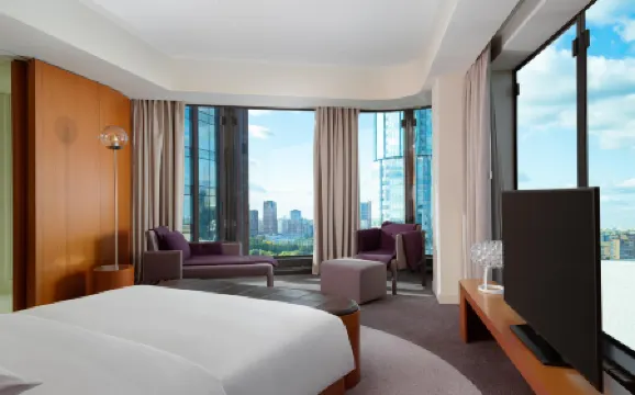 Hyatt Regency Ekaterinburg (Хаятт Ридженси Екатеринбург) Отели рядом с достопримечательностью «Ural Ryibni Conserva im. M.P.Musorskogo»