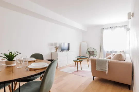 Serene Apartment 6P 2Br - Puteaux la Défense Отели в г. Пюто