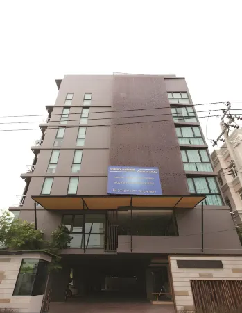 Varrzon Residence Srinakarin 56 Отели рядом с достопримечательностью «Ramkhamhaeng University Bang Na Campus»