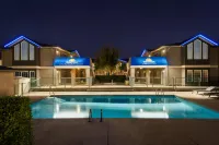 Days Inn by Wyndham Kelowna - Pools