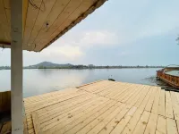 Dilshad Houseboats - vue sur la montagne