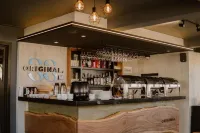 Serene Stays Hotel - bar