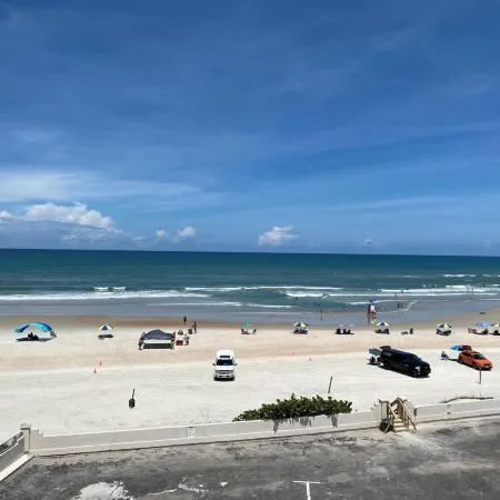 Howard Johnson by Wyndham Oceanfront Daytona Beach