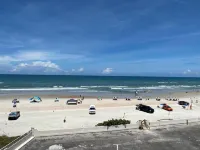 Howard Johnson by Wyndham Oceanfront Daytona Beach - Beach