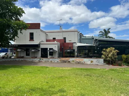 Native Rose Hotel Отели рядом с достопримечательностью «Кларкс Пойнт Резерв»