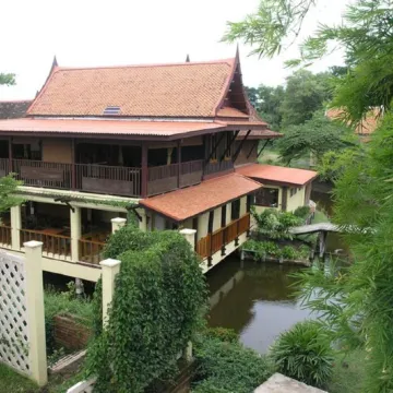 Luang Chumni Village Отели рядом с достопримечательностью «Железнодорожная станция Аютхаи»