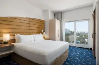 Marriott Oceanside Beach的SpringHill套房 - 停車場