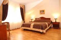 Chetyire Koronyi Hotel Hotel dekat Lesnoy Park