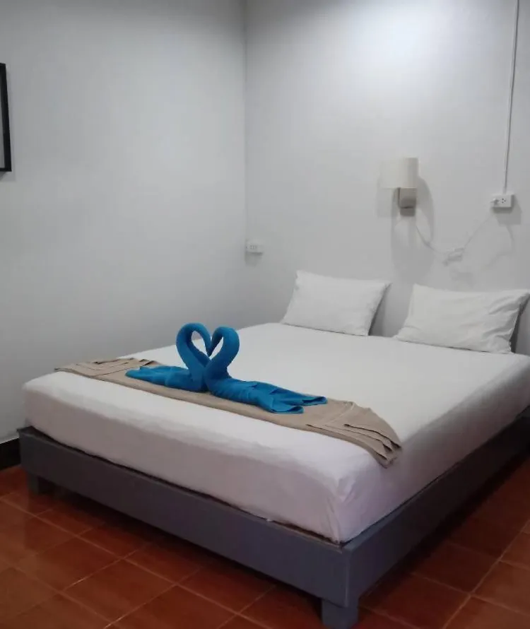 ห้องพักเตียงคู่ขนาดเล็กพร้อมพัดลม