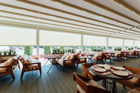 Бенефит Плаза Конгресс Отель Отели рядом с достопримечательностью «Памятник "Продавец и покупатель"»