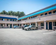 北恩西尼塔斯羅德威旅館 - 停車場