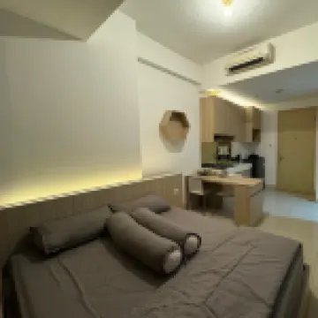 Cozy Apartemen Treepark BSD By LyaRoom with City View