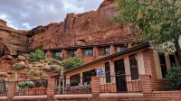 Goulding's Lodge - parking
