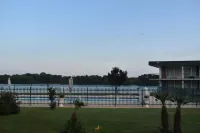 Super 8 by Wyndham Riverside Al - Pools