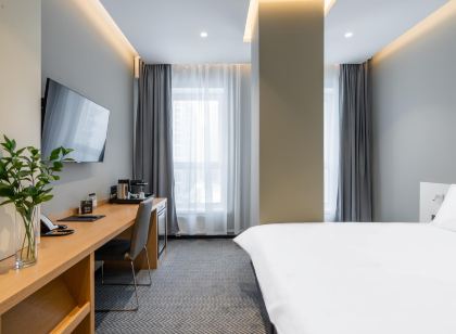 FarFour Inn & Suite Hotel