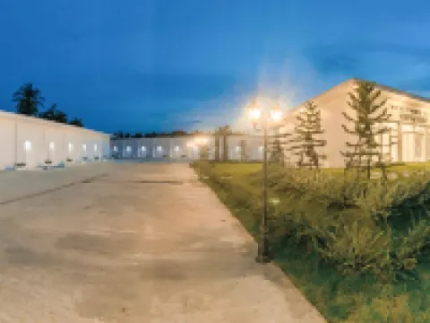 Wicket White Villa Hotels in Photharam