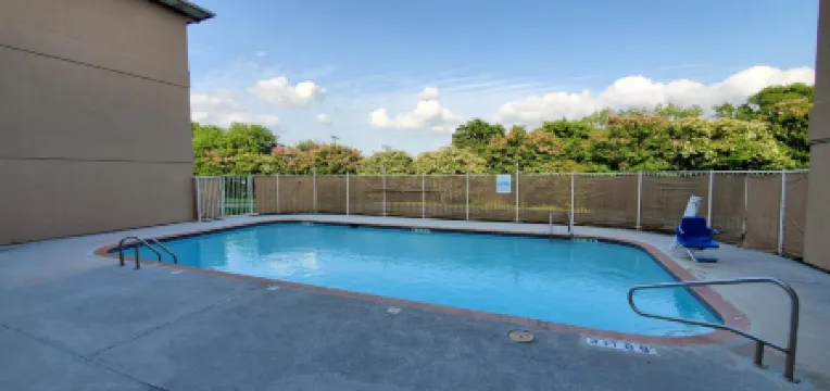 Super 8 by Wyndham Temple I-35