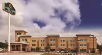 La Quinta Inn & Suites by Wyndham Beeville Các khách sạn gần Coastal Bend College