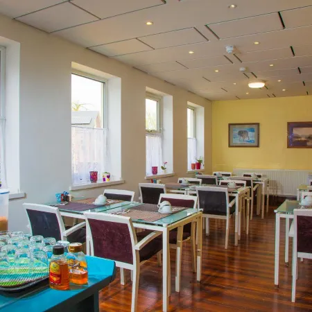 Breeze Guest House Отели в г. Бутл
