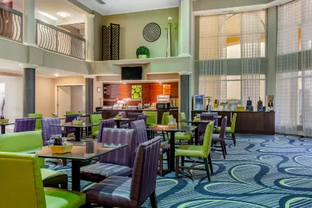 La Quinta Inn & Suites by Wyndham Raleigh Durham Airport
