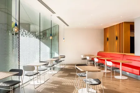 Holiday Inn Express Dublin City Centre Отели рядом со станцией Grand Canal Dock Dart Station