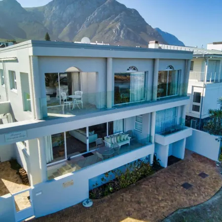 Hermanus Beachfront Lodge