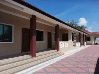 Faris's Homestay & Resort - parking