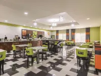 La Quinta Inn & Suites by Wyndham Prattville - breakfast