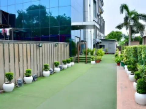 Hotel Signature Grand Hotels near Delhi Cantt