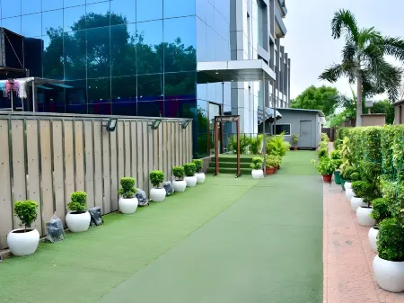 Hotel Signature Grand Отели рядом со станцией Delhi Cantt