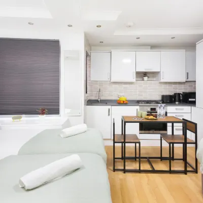 Studio9 Rooms - Next to Emirates Stadium - Budget Rooms with Shared Bathroom Hotel dekat Stadion Emirates