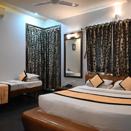 Hotel Shradha Saburi Palace