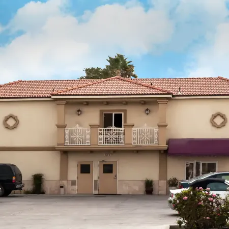 Howard Johnson by Wyndham Bakersfield