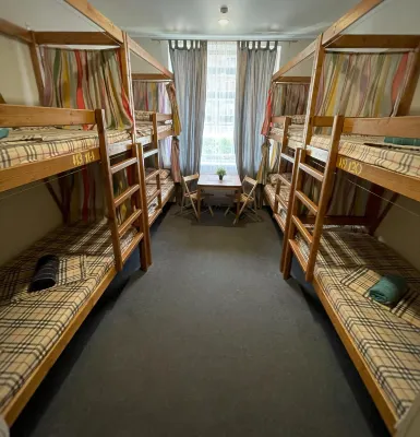 烏拉爾斯基貝利加公寓飯店 腳踏車發明者葉菲姆.阿爾塔莫諾夫雕像附近的飯店