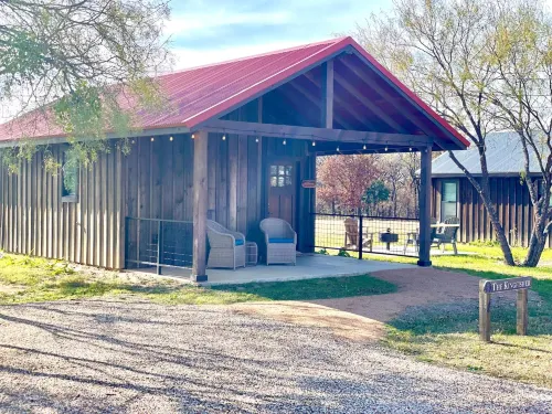 The Kingfisher Cabin 15Min to Magnolia Baylor Hotels in Elm Mott
