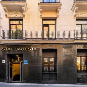 Hostal Ballesta Отели рядом с достопримечательностью «Небоскреб "Испания"»