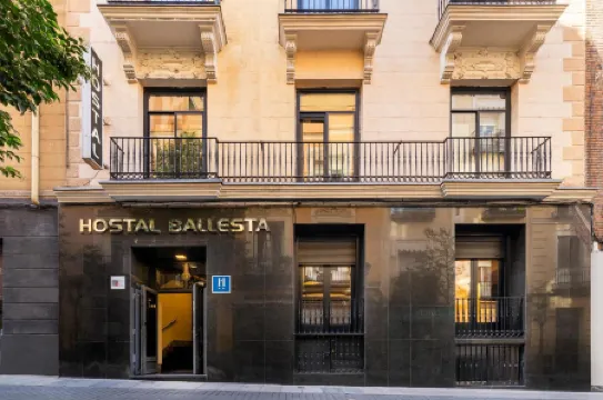 Hostal Ballesta Отели рядом с достопримечательностью «Небоскреб "Испания"»