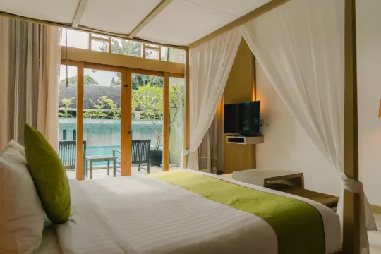 ห้องดีลักซ์ พร้อมทางลงสระว่ายน้ำ