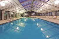 Baymont by Wyndham White Plains - Elmsford - piscina