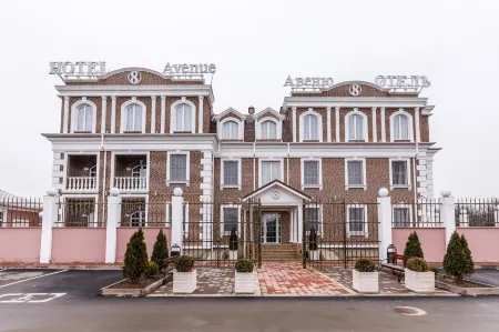 8 Авеню Отели рядом с достопримечательностью «45 параллель»